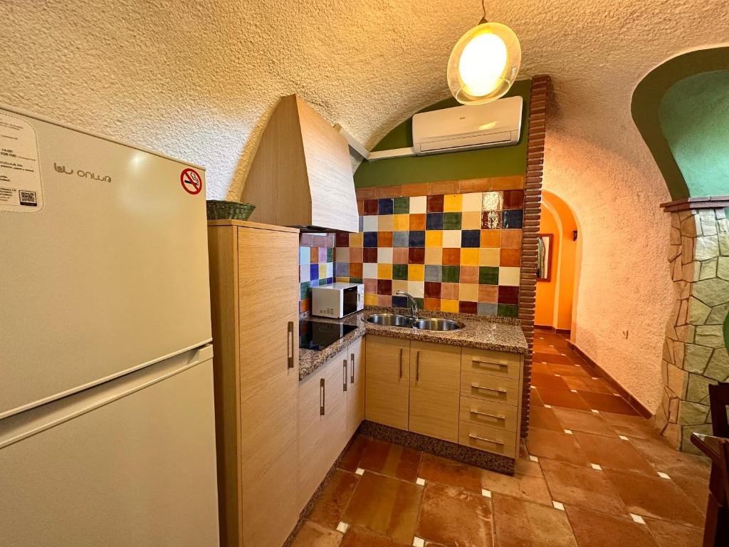 Una cocina o zona de cocina en Cuevas La Granja