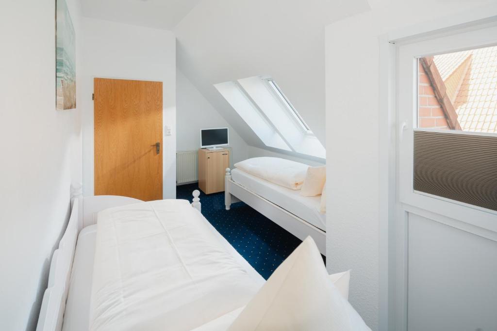 Postel nebo postele na pokoji v ubytování Hotel am Denkmal Norderney