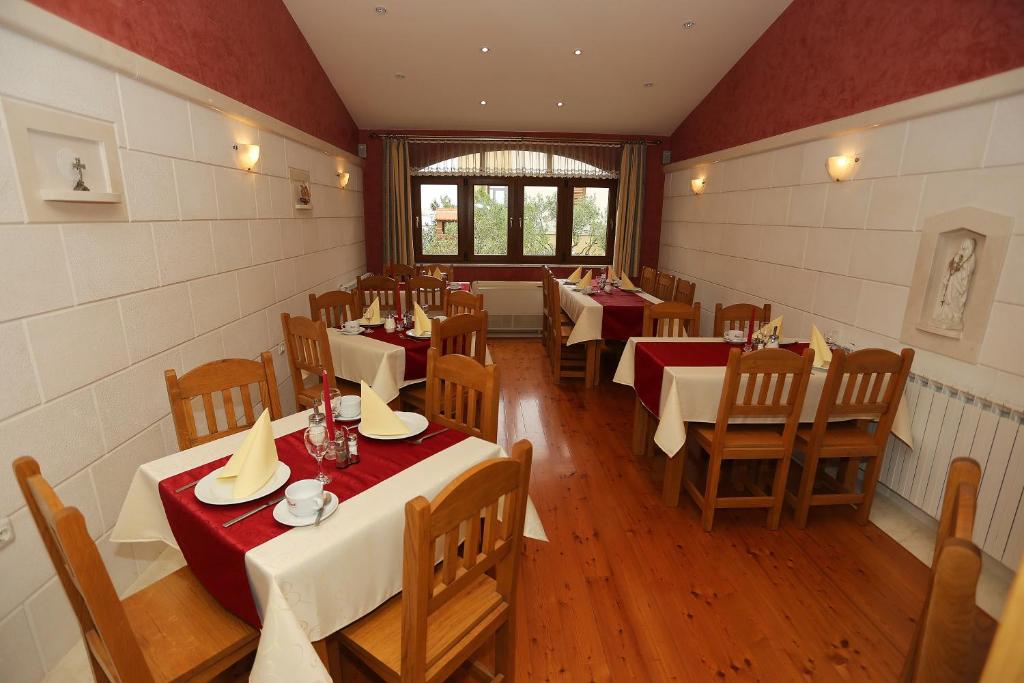 Restauracja lub miejsce do jedzenia w obiekcie Villa Ivana B&B