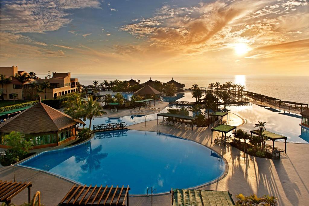 una vista aérea de un complejo con una gran piscina en La Palma Princess en Fuencaliente de la Palma