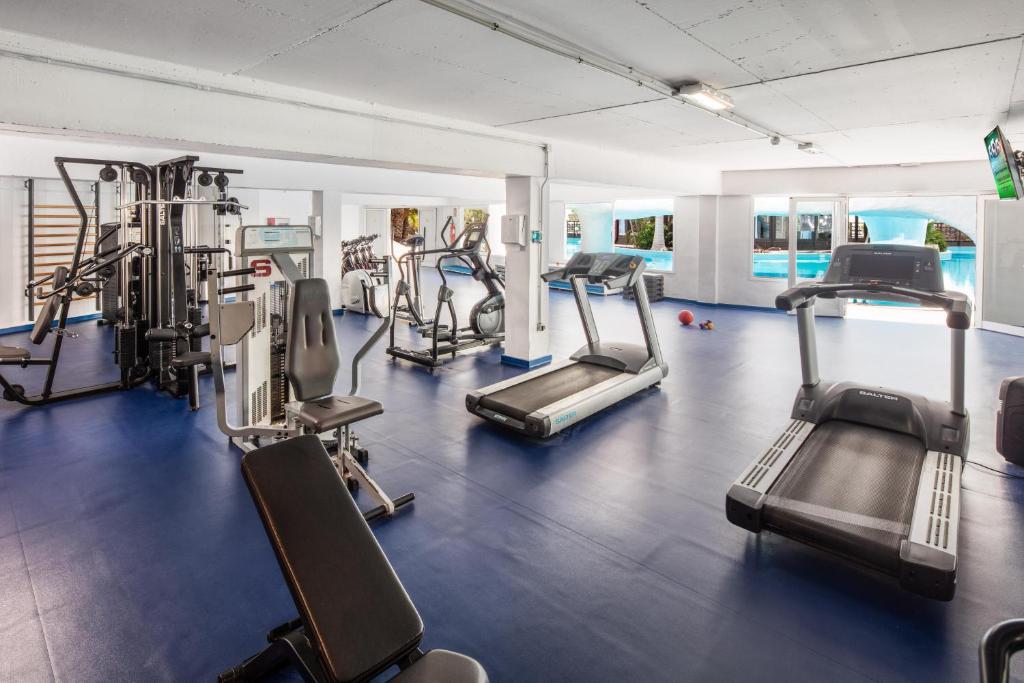 a gym with several treadmills and cardio machines at Fuerteventura Princess in Playa Jandia