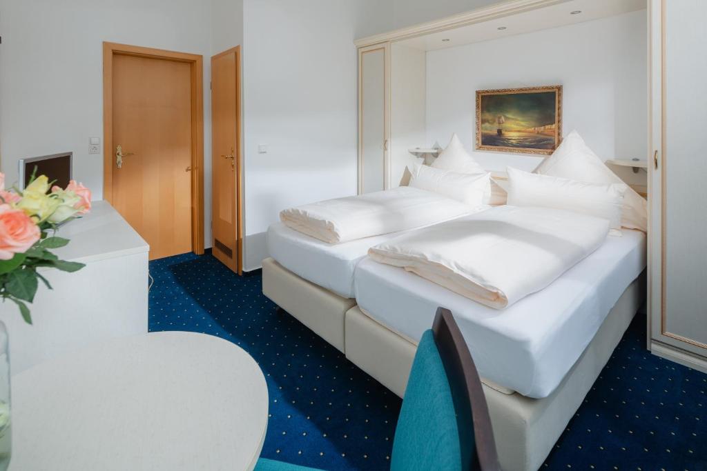 Postel nebo postele na pokoji v ubytování Hotel am Denkmal Norderney