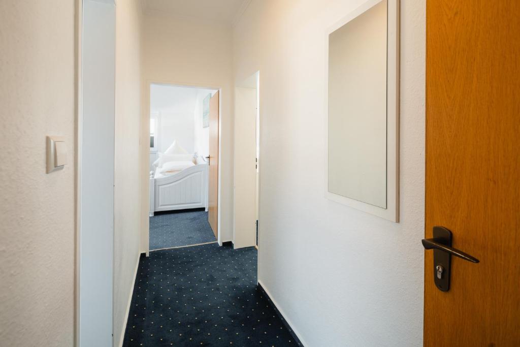 Postel nebo postele na pokoji v ubytování Hotel am Denkmal Norderney
