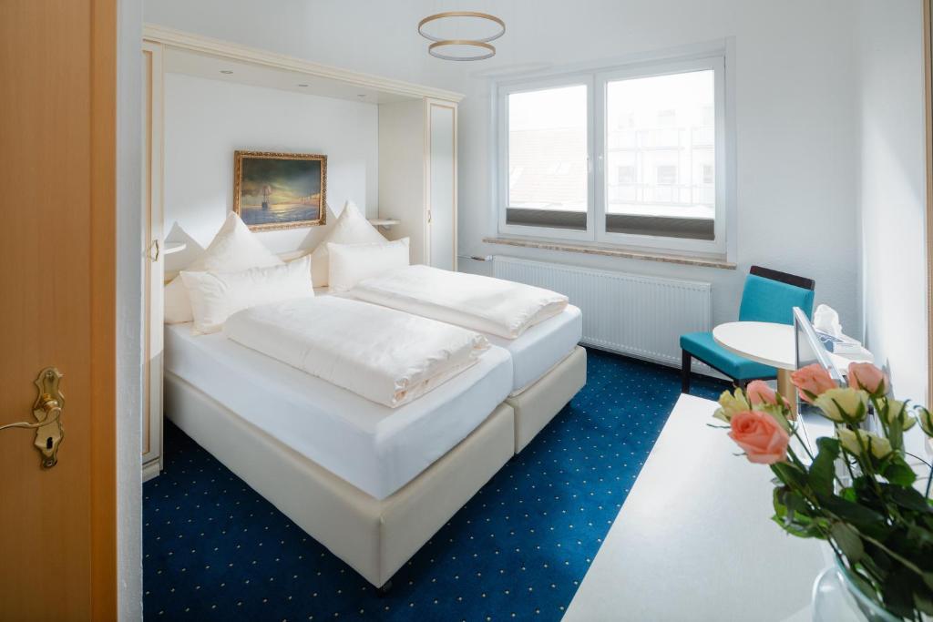 Postel nebo postele na pokoji v ubytování Hotel am Denkmal Norderney