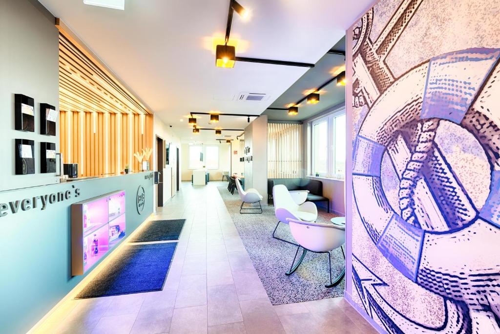 TV a/nebo společenská místnost v ubytování B&B Hotel Emden
