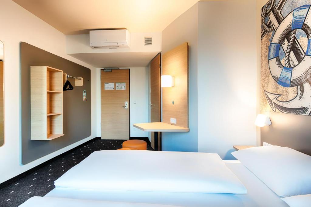 Postel nebo postele na pokoji v ubytování B&B Hotel Emden