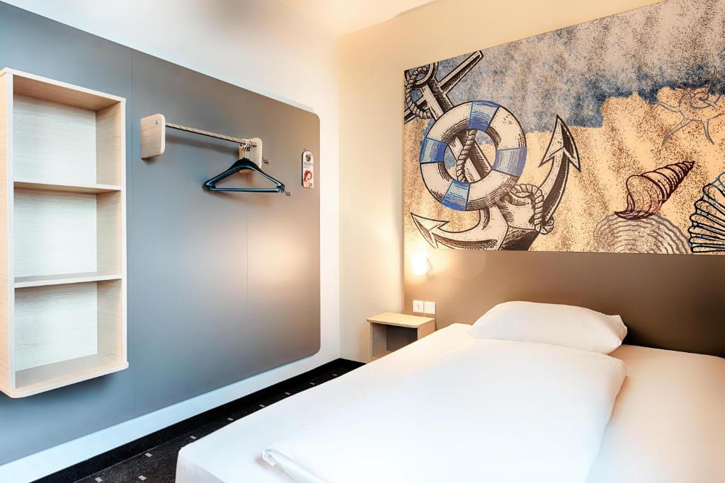 Postel nebo postele na pokoji v ubytování B&B Hotel Emden