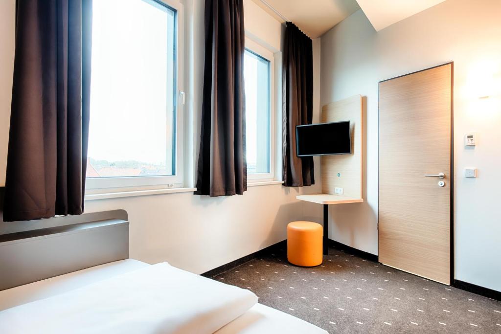 TV a/nebo společenská místnost v ubytování B&B Hotel Emden
