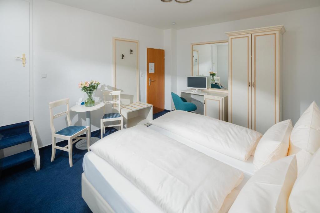 Postel nebo postele na pokoji v ubytování Hotel am Denkmal Norderney
