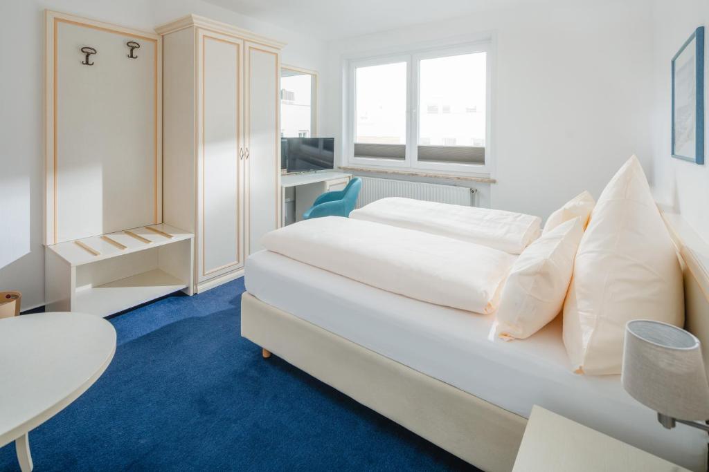 Postel nebo postele na pokoji v ubytování Hotel am Denkmal Norderney