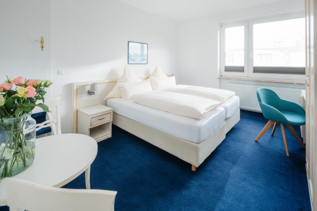 Postel nebo postele na pokoji v ubytování Hotel am Denkmal Norderney