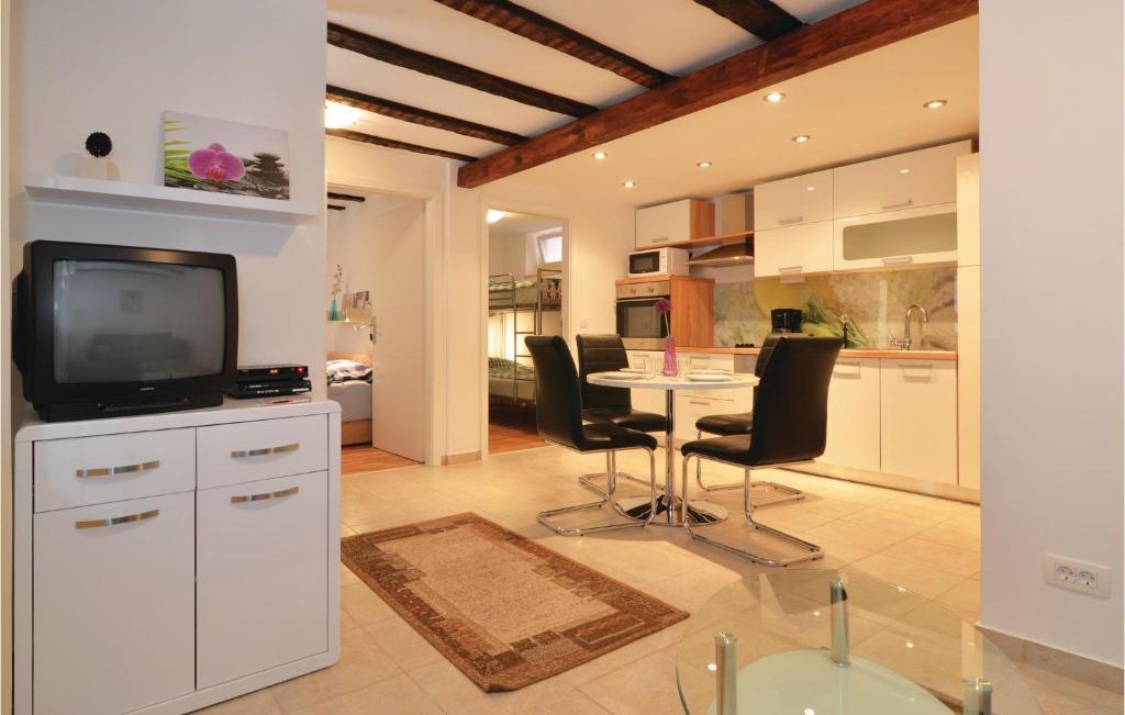 Kuchyňa alebo kuchynka v ubytovaní 2 Bedroom Nice Apartment In Lovran