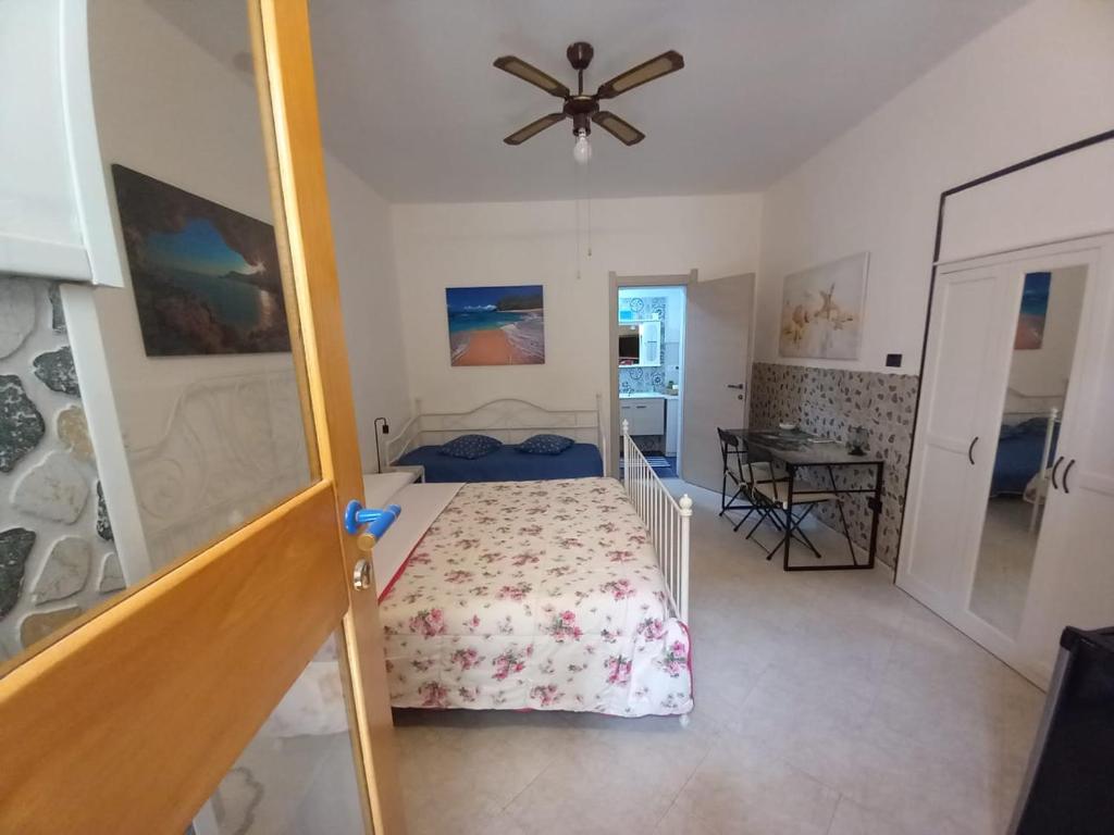 1 dormitorio con 1 cama y ventilador de techo en Casa Campisi i Mori, en Marzamemi