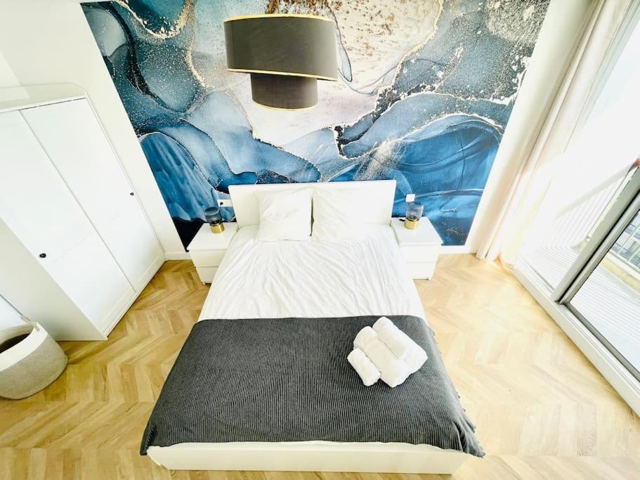 a bedroom with a bed with two towels on it at Superbe 50m² calme et élégant, proche Paris in Villejuif
