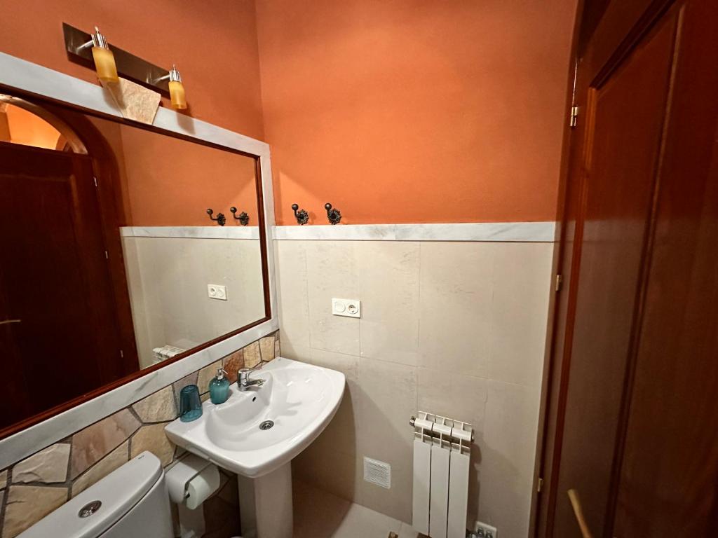 Un baño de Cuevas La Granja