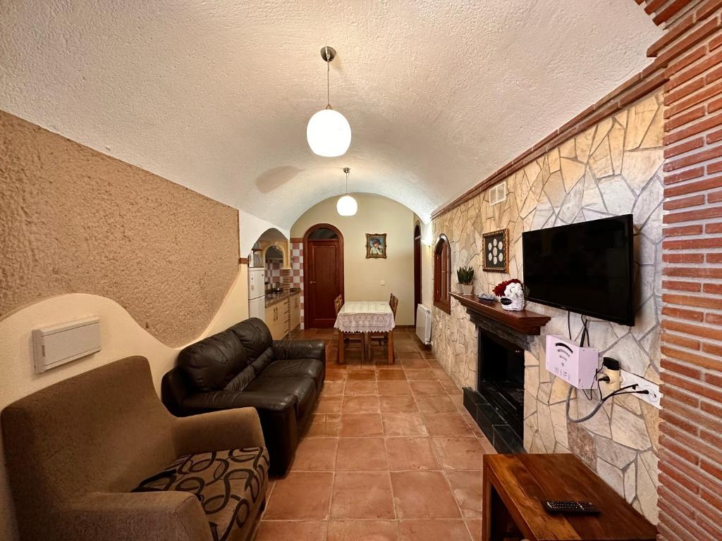 Una televisión o centro de entretenimiento en Cuevas La Granja