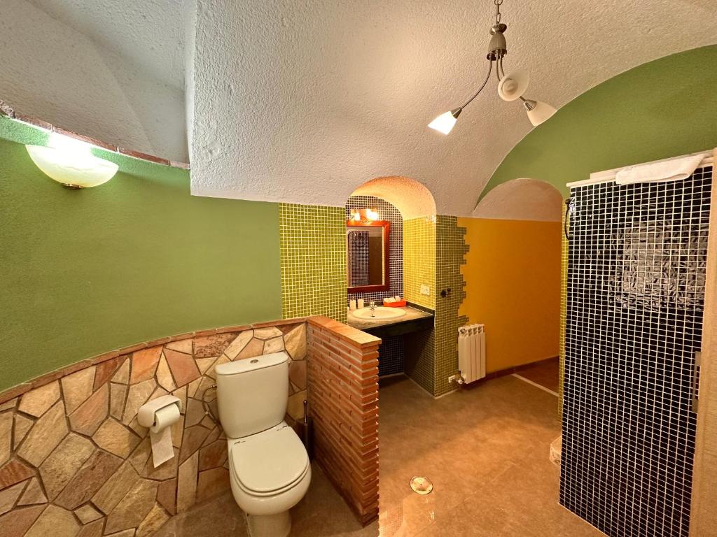 Un baño de Cuevas La Granja