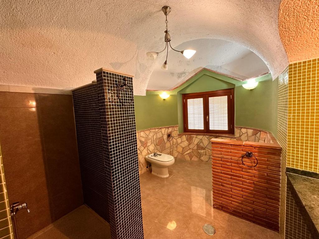 Un baño de Cuevas La Granja