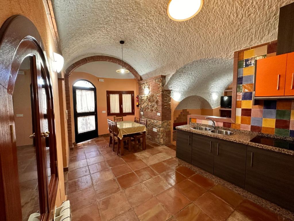 Una cocina o zona de cocina en Cuevas La Granja