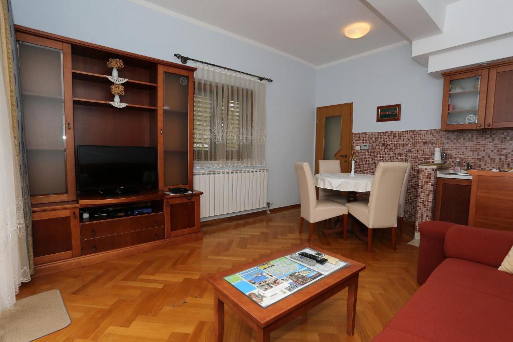 Telewizja i/lub zestaw kina domowego w obiekcie Villa Ivana B&B