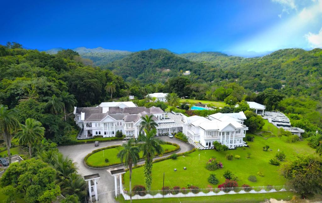 una vista aérea de una casa con patio en Jamaica Palace Hotel en Port Antonio