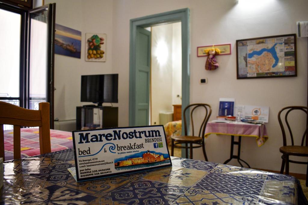 un ordenador portátil sobre una mesa en Bed & Breakfast Mare Nostrum, en Brindisi