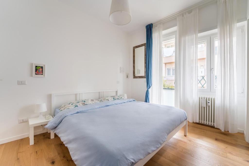 White Candle Apt, Close to Gemelli and City Center - Two-Bedroom Apartment