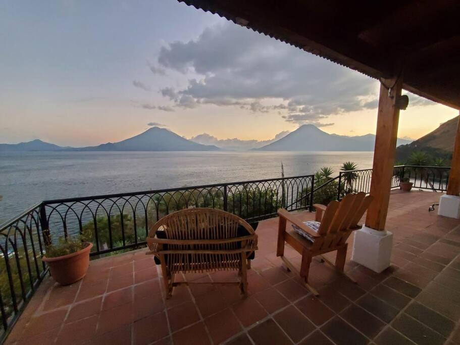 サンタ・クルス・ラ・ラグナにあるCasa Laguna: Best View In The Worldのポーチ(椅子2脚付)が備わり、水辺の景色を望めます。