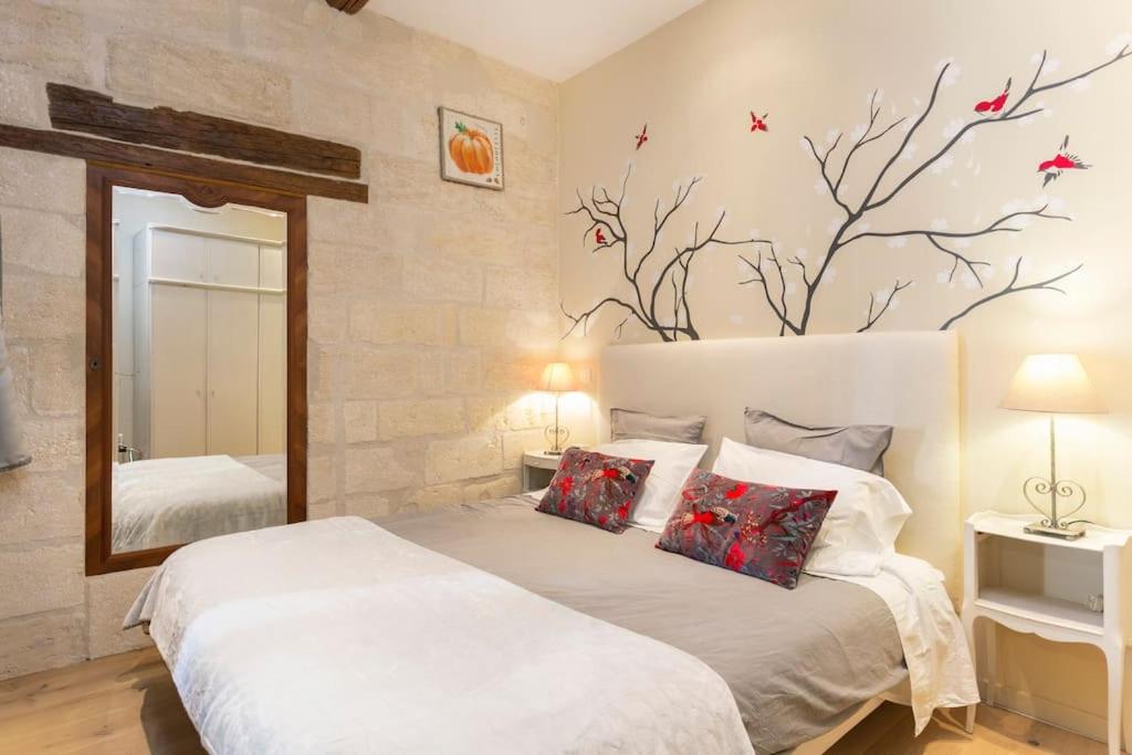 1 dormitorio con 1 cama con un mural en la pared en Typical 18th century flat, historical center, en Aviñón