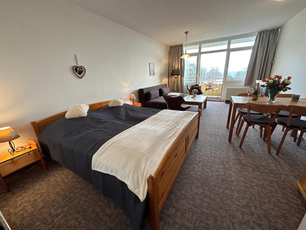 a hotel room with a bed and a dining room at Seepferdchen in Burgtiefe auf Fehmarn 