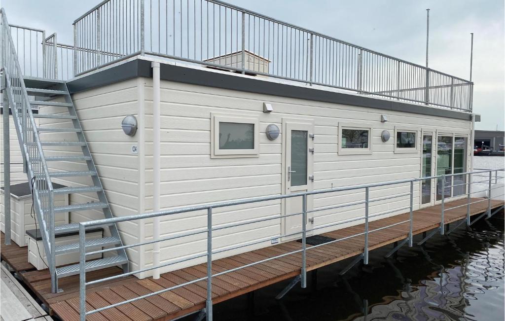 una casa en un muelle sobre el agua en Aqualiving Kempers, en Aalsmeer