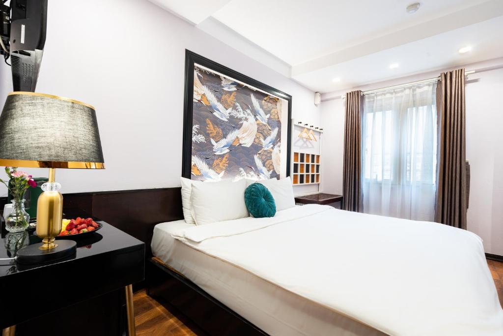 Postel nebo postele na pokoji v ubytování Hanoi Memory Premier Hotel & Spa