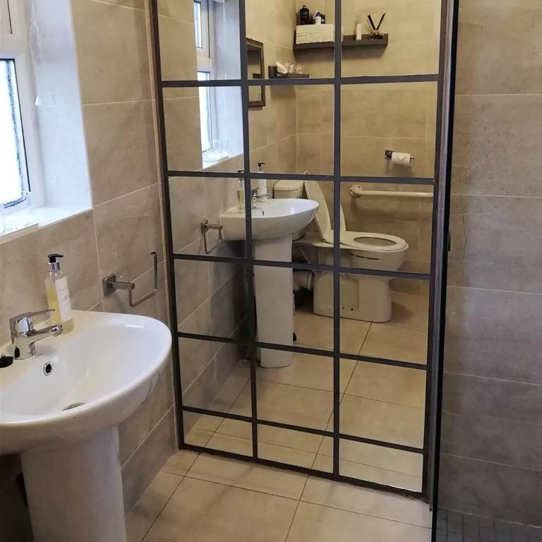 Koupelna v ubytování Glenhill - Newly renovated in a unique location