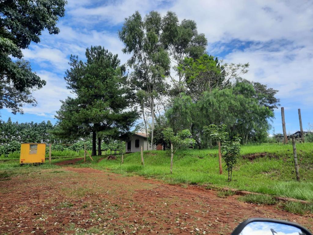 un camino de tierra junto a un campo con árboles en La cabaña forestal - 3000 m2 en Garuhapé