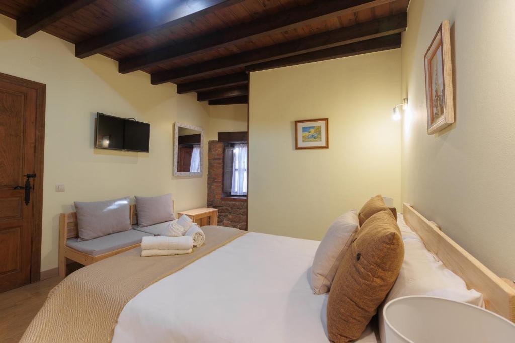 Una televisión o centro de entretenimiento en Hotel Rural El Molino