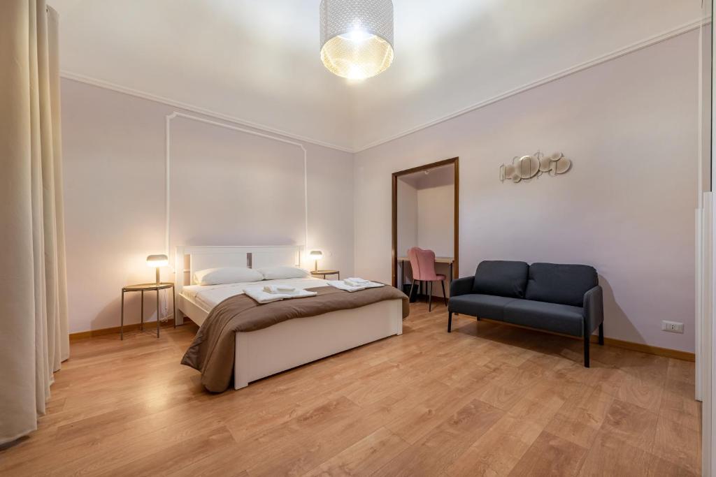 um quarto com uma cama e uma cadeira azul em Manzoni Apartment em Bari