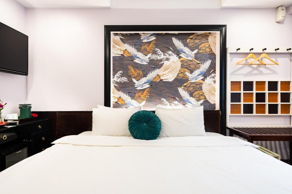 Postel nebo postele na pokoji v ubytování Hanoi Memory Premier Hotel & Spa
