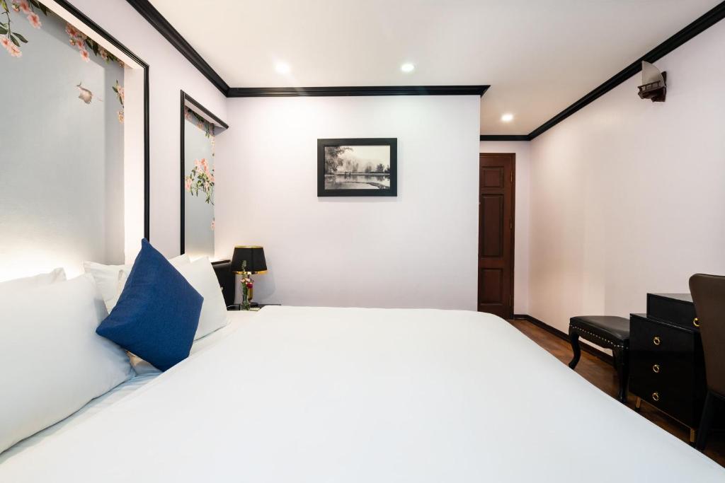 Postel nebo postele na pokoji v ubytování Hanoi Memory Premier Hotel & Spa