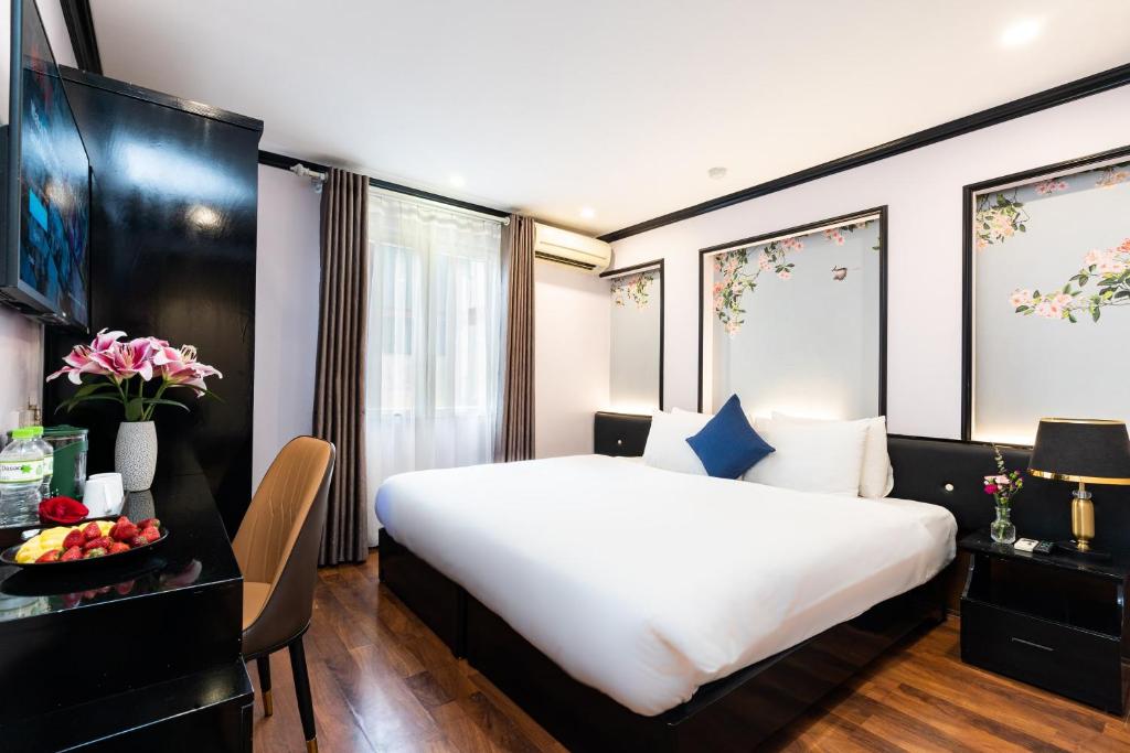 Postel nebo postele na pokoji v ubytování Hanoi Memory Premier Hotel & Spa