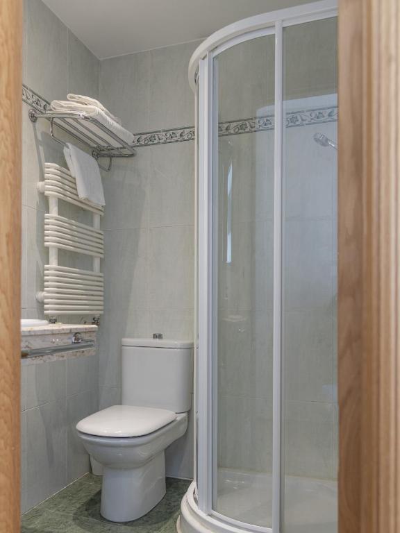 A bathroom at Hostal ALBA Lugo