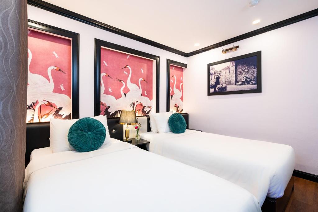Postel nebo postele na pokoji v ubytování Hanoi Memory Premier Hotel & Spa