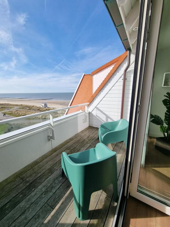 Elle comprend un balcon offrant une vue sur l'océan. dans l'établissement Penthouse Windkracht 10 aan het strand van Cadzand, à Cadzand