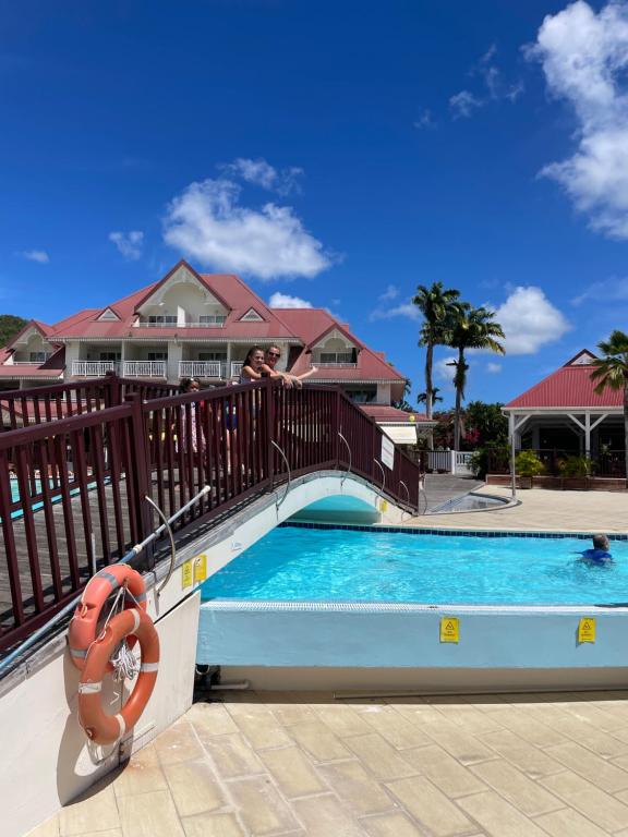 Bazén v ubytování Appartement Madinina 6 personnes vue sur mer dans village vacances nebo v jeho okolí
