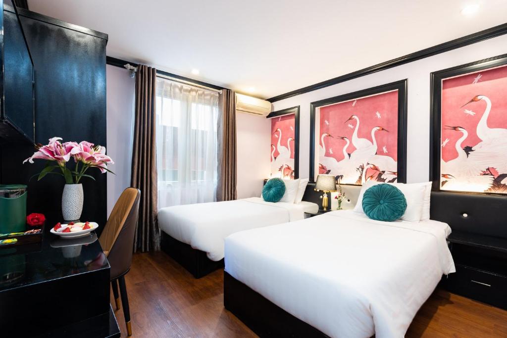 Postel nebo postele na pokoji v ubytování Hanoi Memory Premier Hotel & Spa