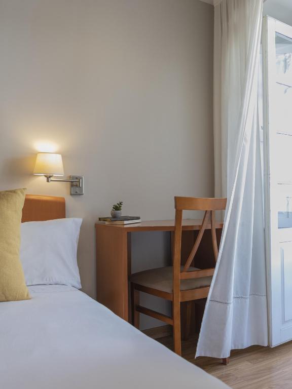 A bed or beds in a room at Hostal ALBA Lugo
