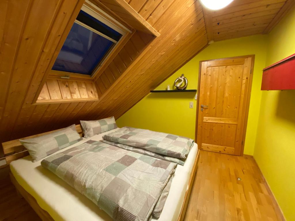 Postel nebo postele na pokoji v ubytování Eifel-Ferienhaus Lavendel
