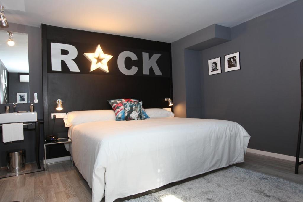 Cama o camas de una habitación en Hotel Apartamentos Rock Star