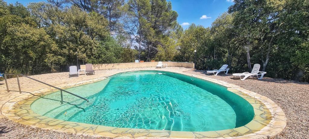 mały basen z 2 krzesłami i stołem w obiekcie Gîtes les Dryades, au calme, entre oliviers et piscine w mieście Salernes
