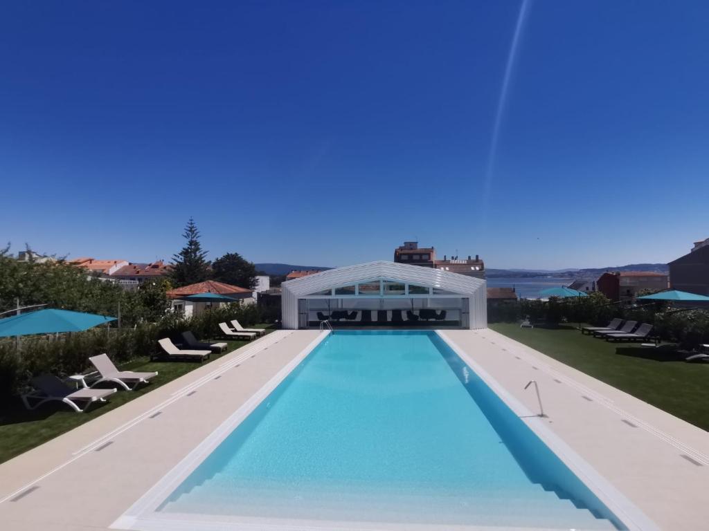 The swimming pool at or close to Apartamentos La Toja