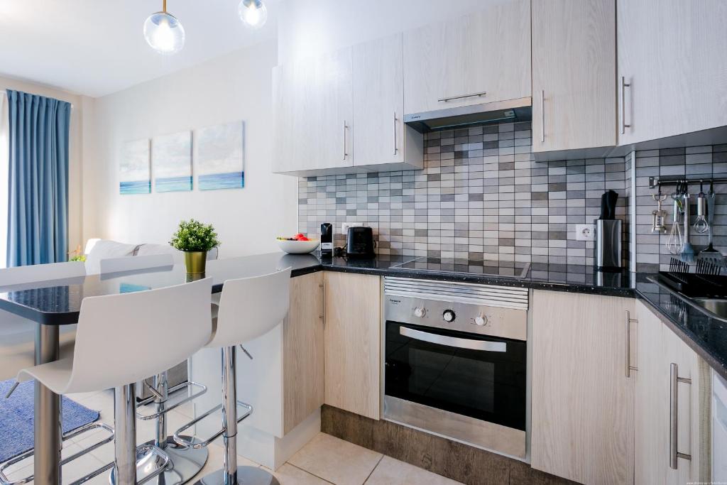 A kitchen or kitchenette at 504 Los Angeles Moderno con Vista al Océano